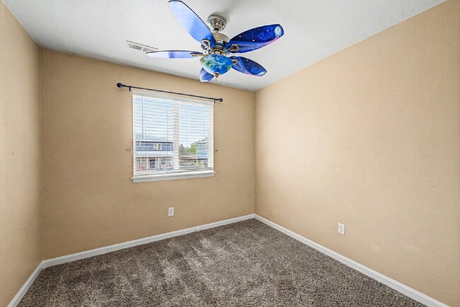 Building Photo - "Charming 3-Bedroom Duplex in Englewood with 2 Full Baths - Your Ideal Home Awaits!"