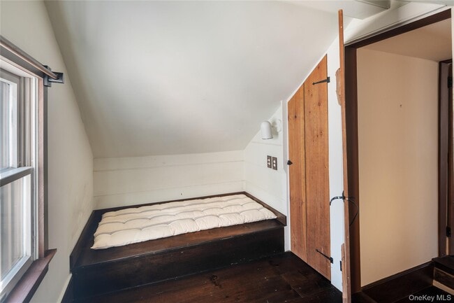 Building Photo - 689 S Mountain Rd