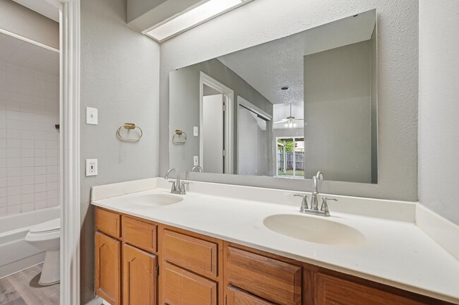 Building Photo - Upgraded Duplex in Arlington!