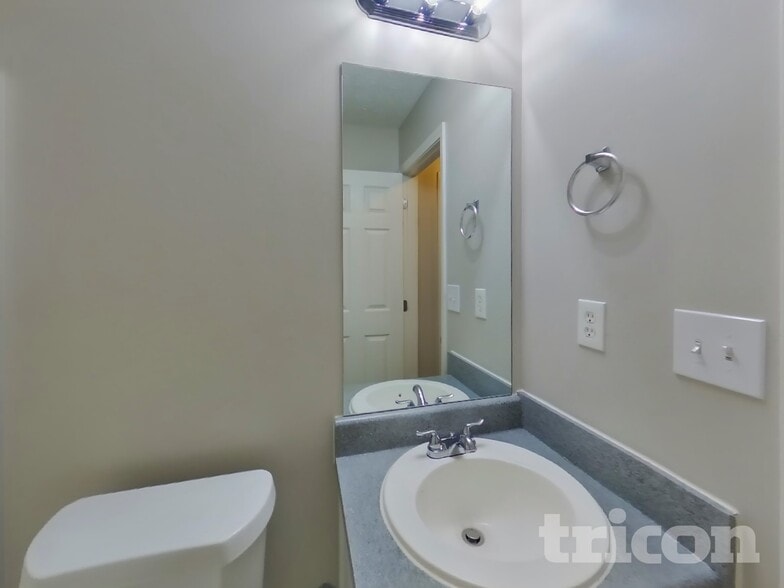Building Photo - 410 Red Oak Ct