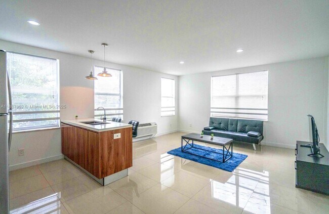 Building Photo - 924 Marseille Dr