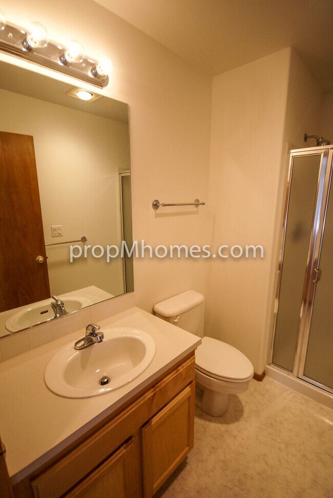 Building Photo - Beautiful Three Bedroom Townhouse - Prime Clackamas Location!
