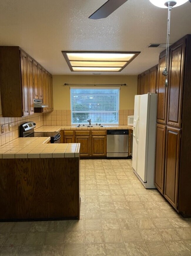 Building Photo - Beautiful Bottom Floor Unit in Ridgecrest Condos! Month to Month Lease!