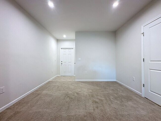 Building Photo - Dream Townhome in Magnolia Grove, Davenport !