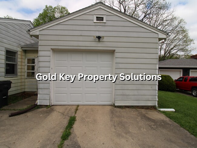 Building Photo - Large 3 BR 1 BA House with Garage and Central Air SECTION 8 APPROVED