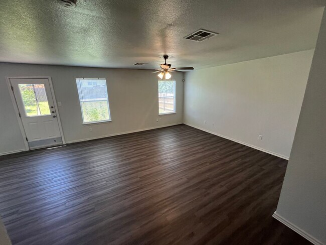 Building Photo - 3/2 in the heart of Del Valle