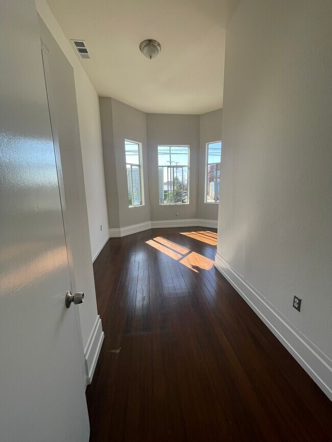 Building Photo - 1534 Center St