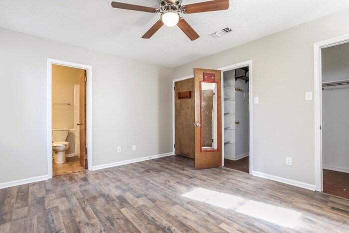 Building Photo - 105 Whitewood Dr