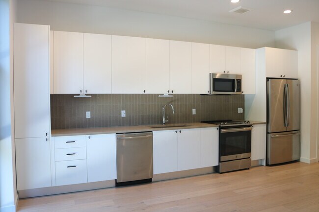 Building Photo - 800 Embassy Dr