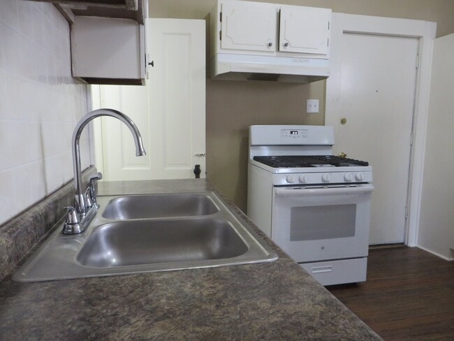 Building Photo - February - One Bedroom Cottage House in the Heart of Downtown (West Central, Downtown)