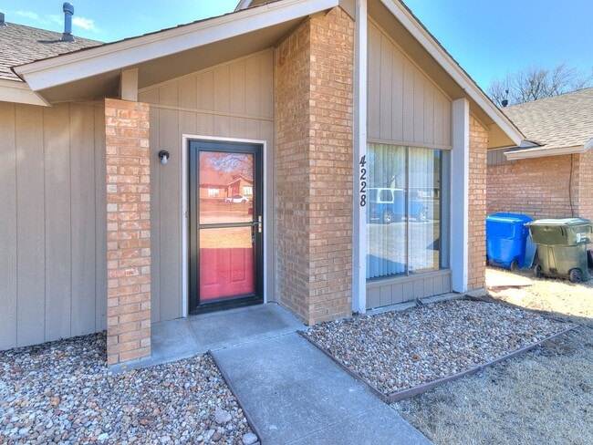 Building Photo - Charming West Norman Duplex