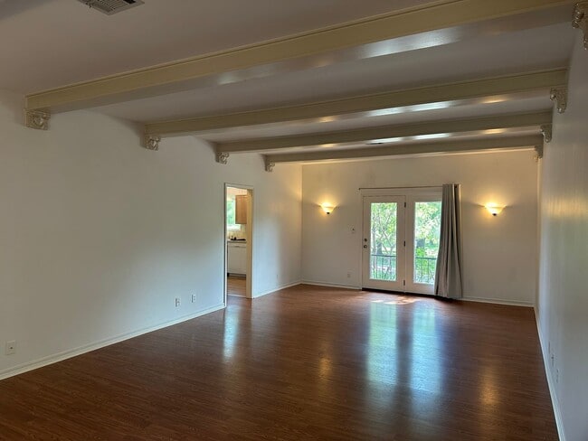 Building Photo - Just Renovated 1,300 SQ' Duplex Across from Woodward Park