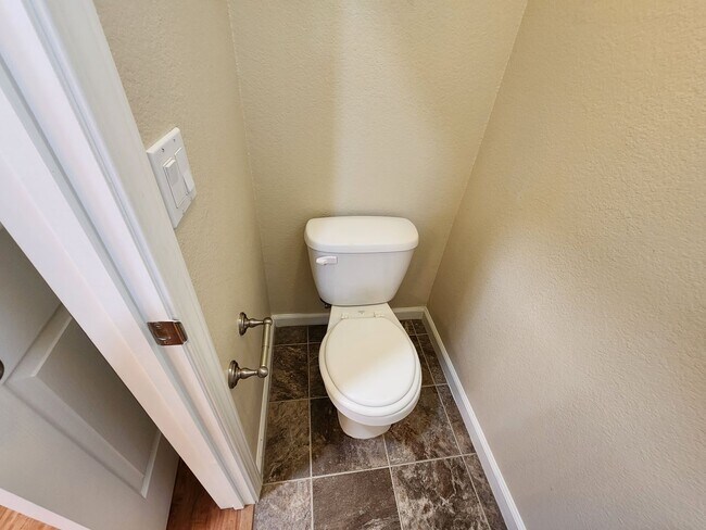 Building Photo - Inviting and Warm 3 Bedroom 2 Bath Home in Newman CA