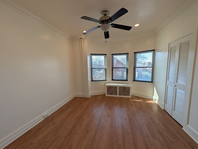 Building Photo - 1105 Queen St