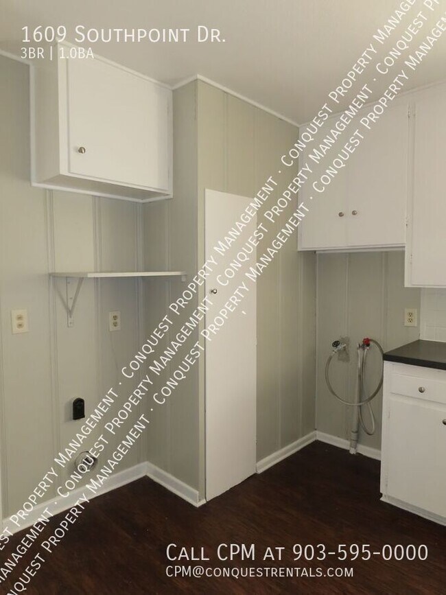 Building Photo - 1609 Southpoint Dr