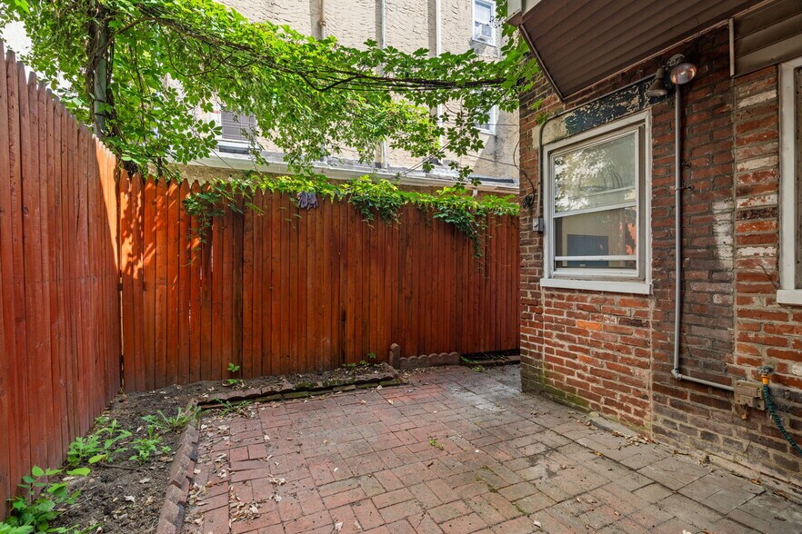 Building Photo - 2433 Aspen St