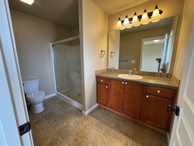 Building Photo - MOVE IN SPECIAL $500 OFF FIRST MONTHS RENT / Duplex SW Redmond