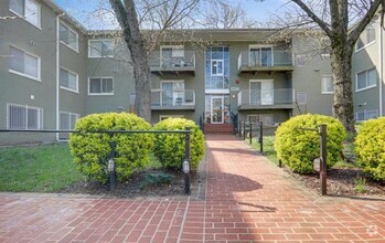 Building Photo - Lovely 2 BR/1 BA Condo in Benning Ridge!