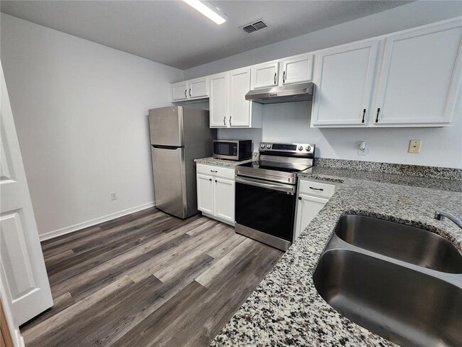 Building Photo - 701 Cresting Oak Cir