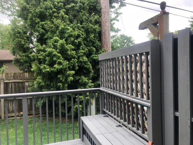Building Photo - Extremely sharp 3BR 2.5 bath townhouse in ...