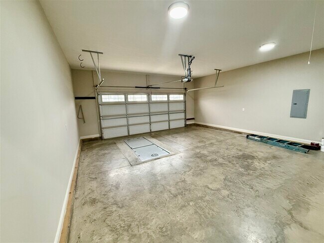 Building Photo - 8728 Stuart Farm Ave