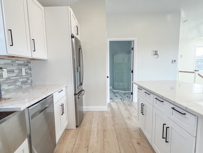 Building Photo - 194 Commercial St