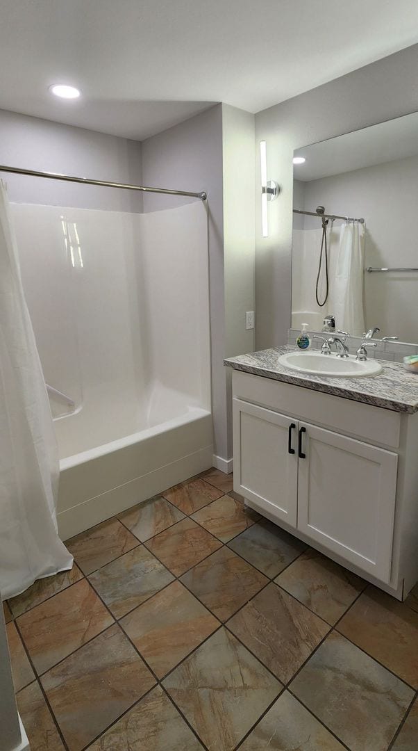 Building Photo - YEAR ROUND 2 Bedroom/2 Bathroom with Amenities Included