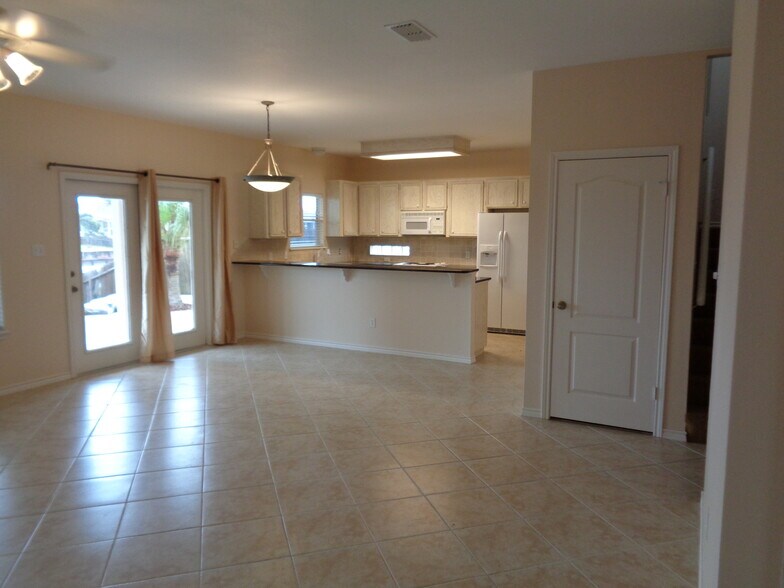 Kitchen/Dining - 15505 Cruiser St