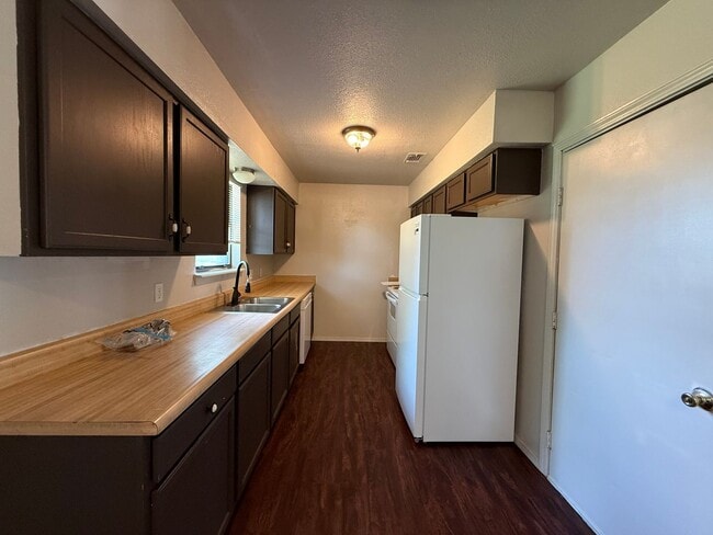 Building Photo - 3 Bd 1.5 Ba beautiful trees great backyard!!!