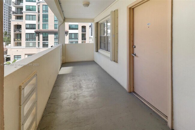 Building Photo - 220 Kings Point Dr