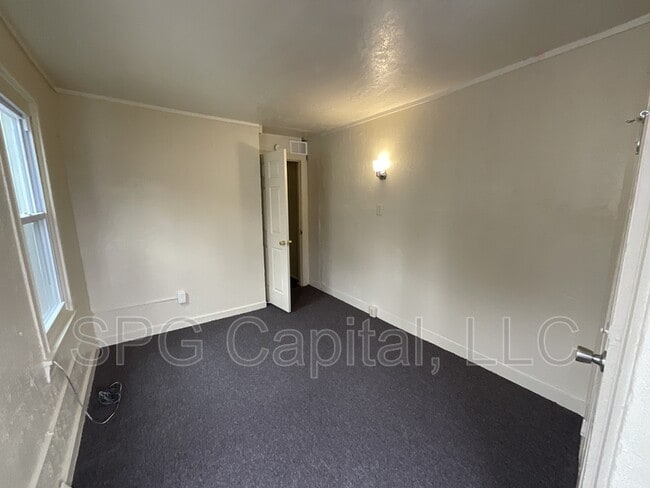 Building Photo - 524 S Queen St