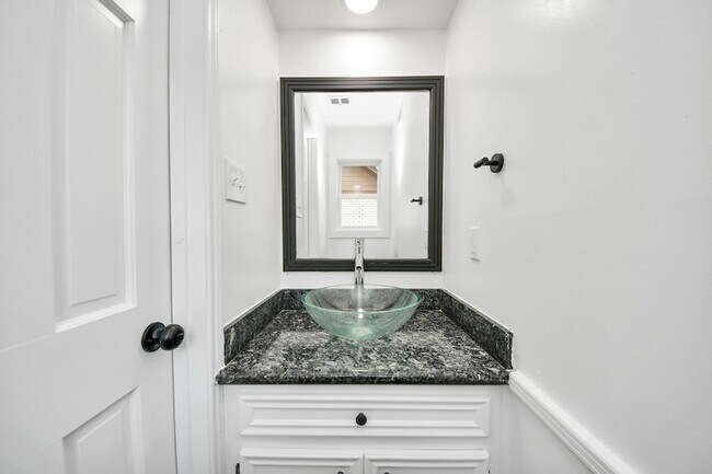 Building Photo - 616 S Rivershire Dr