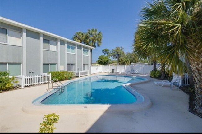 Primary Photo - 2 Bedroom/1 Bathroom 2nd floor condo at Pa...