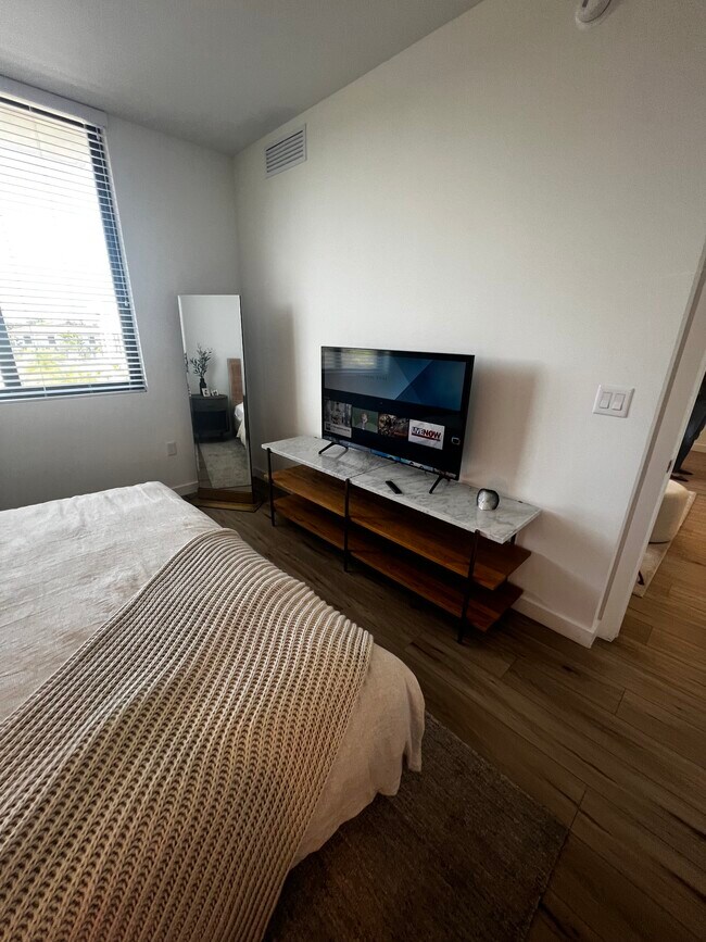 Building Photo - 670 W 74th Pl