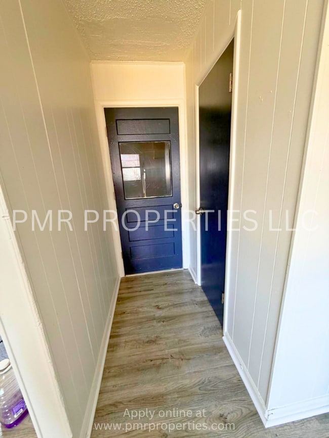 Building Photo - 3 Bedrooms/1 Bathroom House