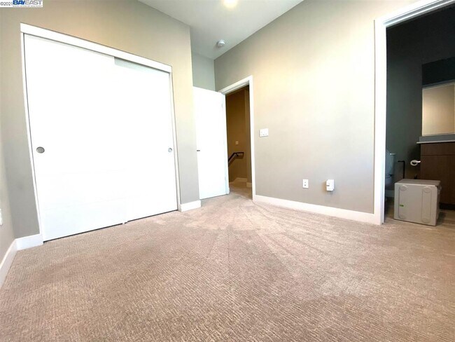 Building Photo - 1443 Oak Alley