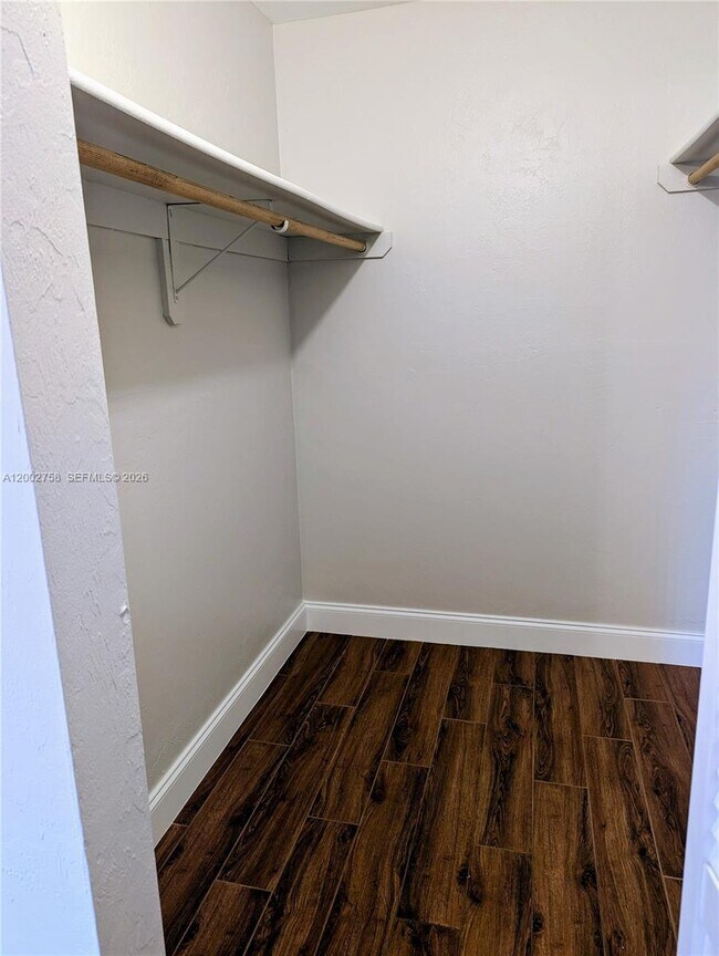 Building Photo - 7160 Fairway Dr