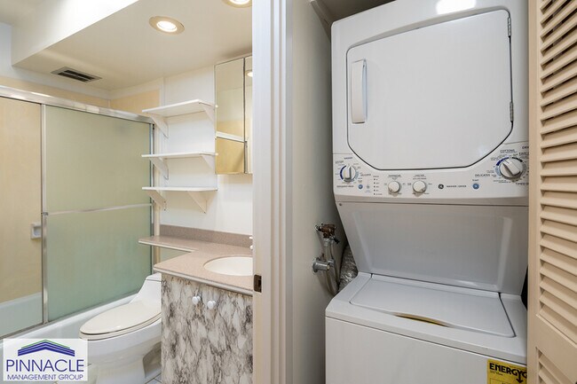 Building Photo - 469 Ena Rd