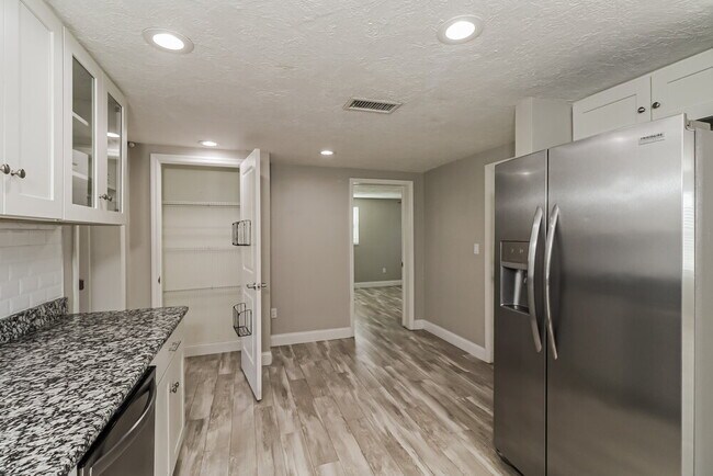 Building Photo - 4045 Grayton Dr