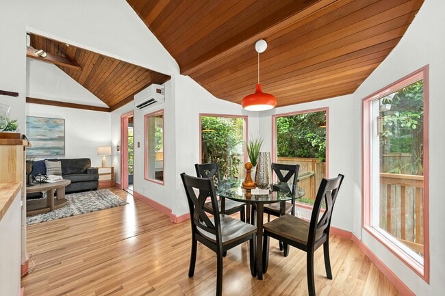 Building Photo - 3Bd/1.75Ba Seattle Home