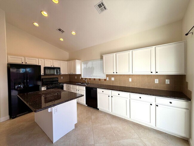 Building Photo - 3 Bedroom Home off of S Eastern and Sunrid...