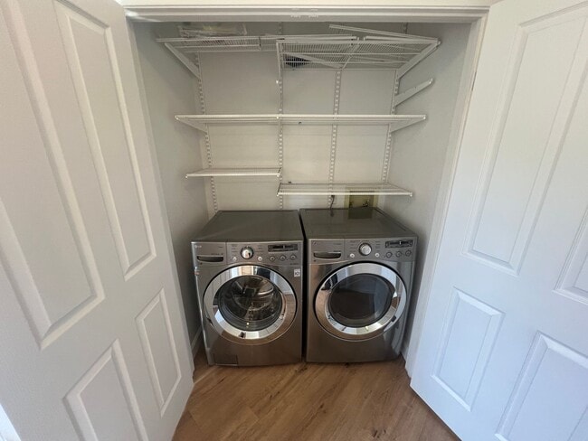 Building Photo - Beautiful upgraded 3 bed 2.5 bath Townhous...