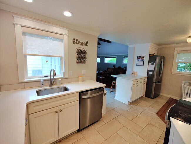 Building Photo - *Beautifully Updated & Spacious 3BD/2BA Si...
