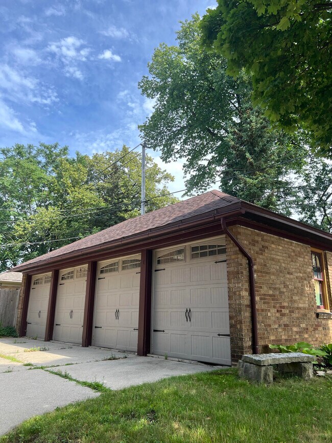 Building Photo - 726 N 49th St