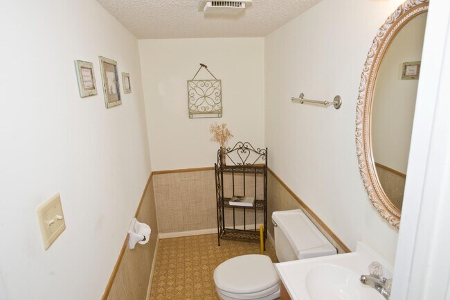 Building Photo - 1635 Van Dyke Dr