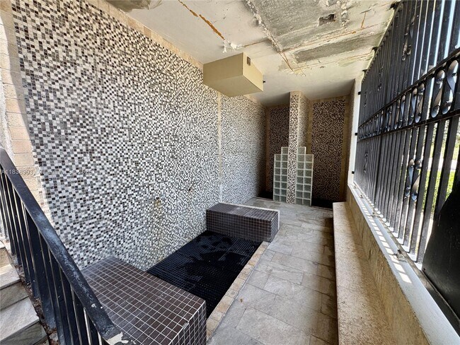 Building Photo - 5555 Collins Ave