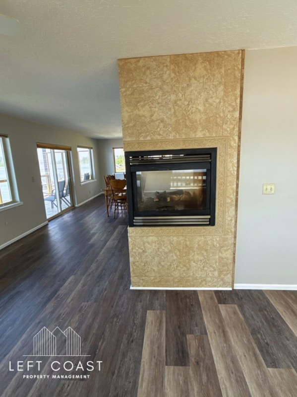 Building Photo - 744 NE Lake Dr