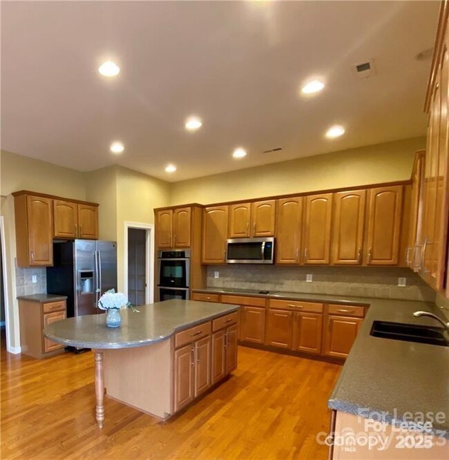 Building Photo - 407 Ranelagh Dr