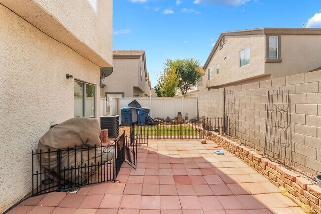 Building Photo - Spacious Henderson Townhome with Modern Up...