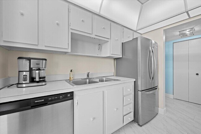 Building Photo - 5440 N Ocean Dr